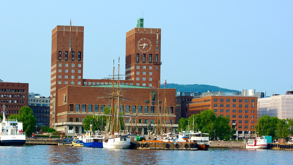Oslo et son hotel de ville (photo Expedia)