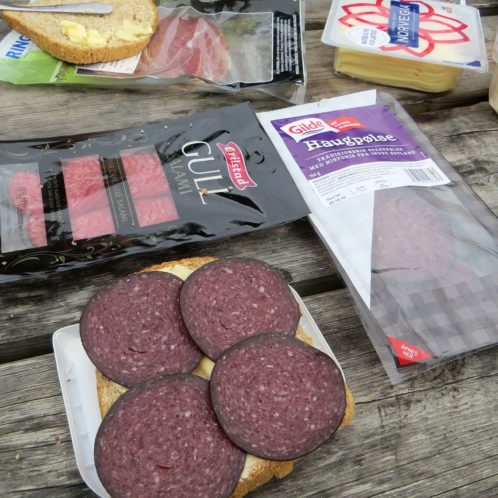 un de nos pique-niques habituels, pain, salami et fromage norvégien