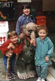 les enfants avec un troll !