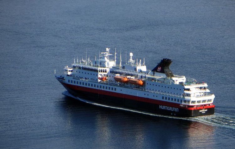 Le Hurtigruten vu à Alesund