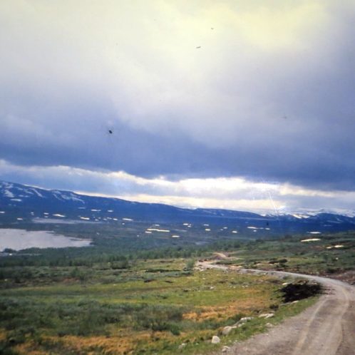 sur la route non goudronnée