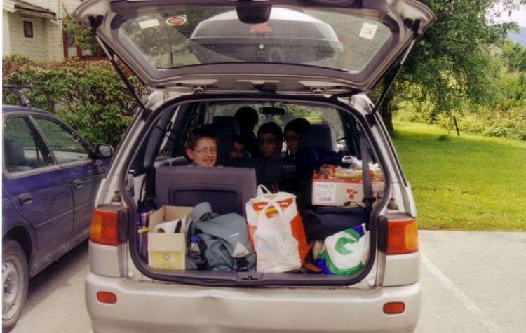 Le coffre de notre voiture avec nos courses