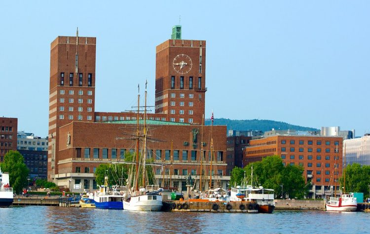 Oslo et son hotel de ville (photo Expedia)