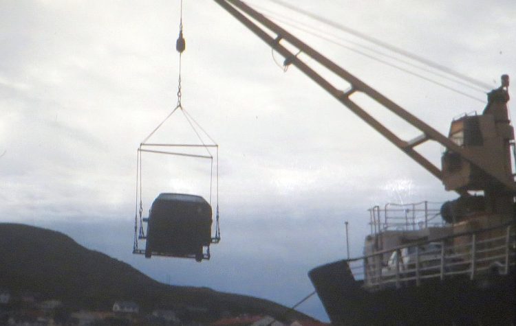 Embarquement à la grue de notre voiture !