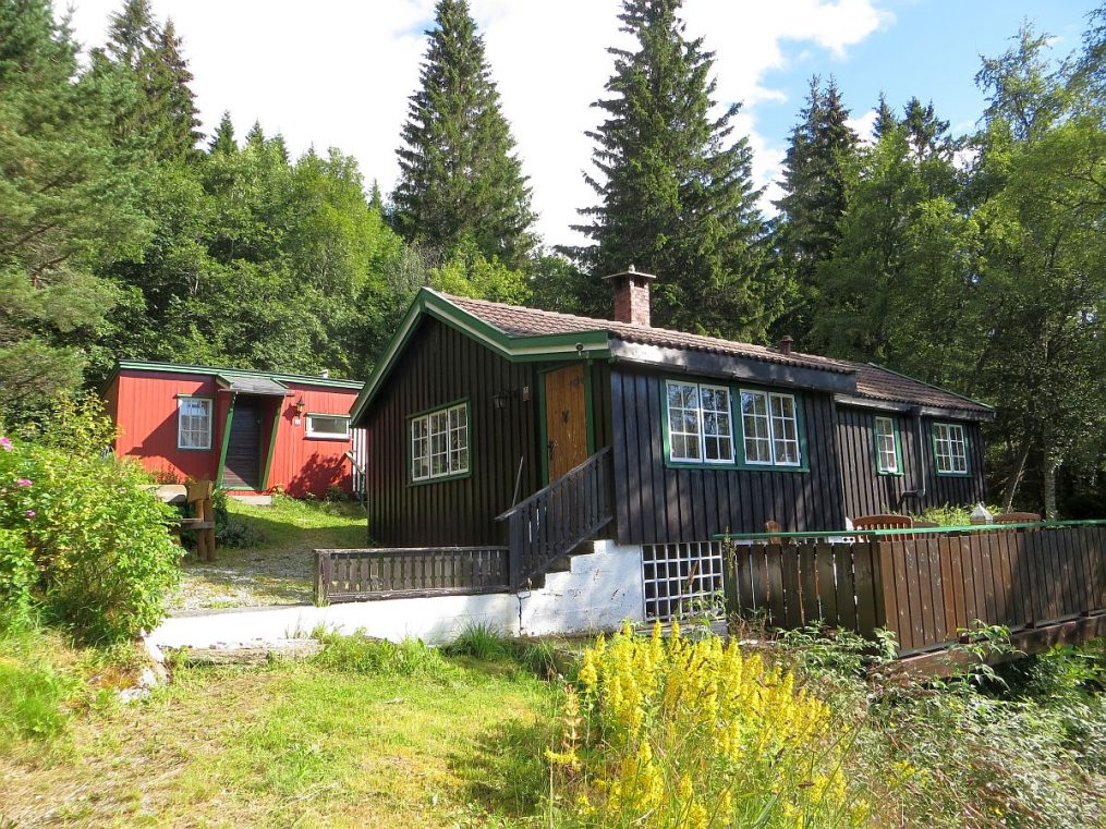 Le chalet, et derrière lui, le mini-chalet