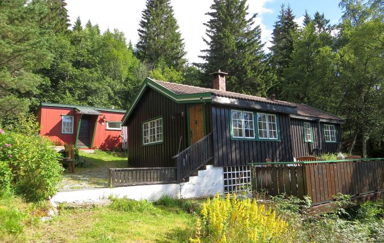 Le chalet, et derrière lui, le mini-chalet