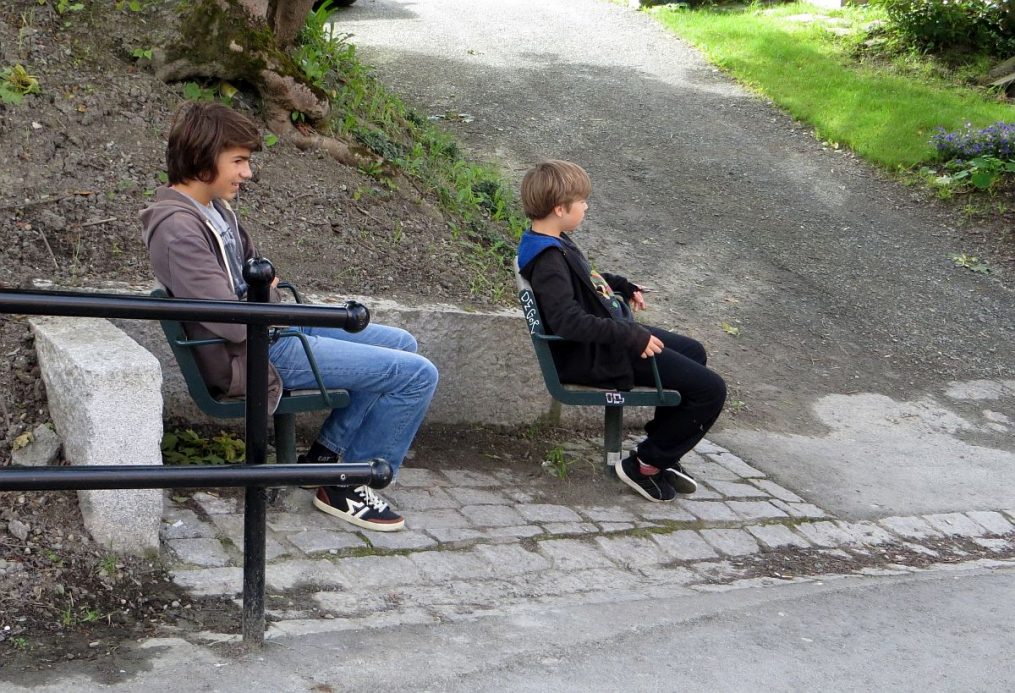 Mes garçons testent les sièges pour observer le remonte-pentes pour vélo