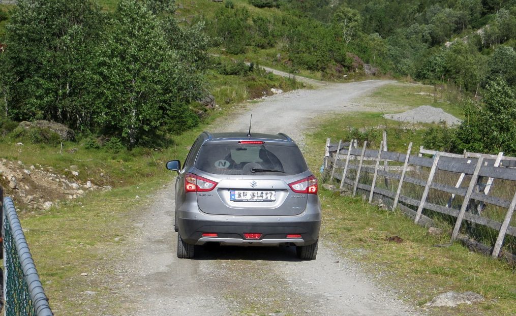 Notre voiture de location au départ de la petite route