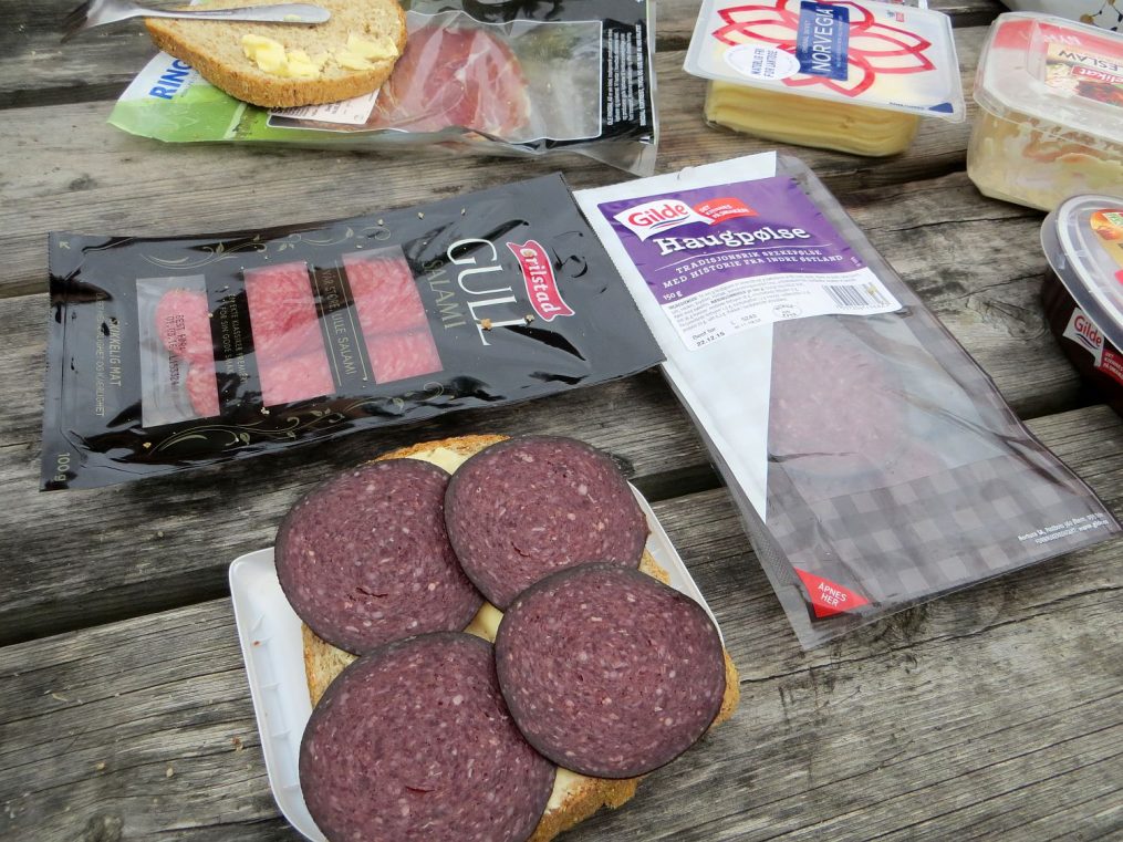 un de nos pique-niques habituels, pain, salami et fromage norvégien